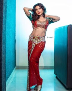 Sakshi Agarwal Instagram - When “ooh solriya mama” happens for @vijaytelevision #vijaytelevision #vijaytelevisionawards 
.
@stephinlalanofficial 
@studio_d_weddings 
@dhiya_makeoverartistry 
@sunilkarthik_sk 
.
#televisionawards #danceperformance #vijayteleawards #sakshiagarwal #biggbosstamil