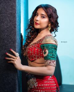 Sakshi Agarwal Instagram - When “ooh solriya mama” happens for @vijaytelevision #vijaytelevision #vijaytelevisionawards 
.
@stephinlalanofficial 
@studio_d_weddings 
@dhiya_makeoverartistry 
@sunilkarthik_sk 
.
#televisionawards #danceperformance #vijayteleawards #sakshiagarwal #biggbosstamil