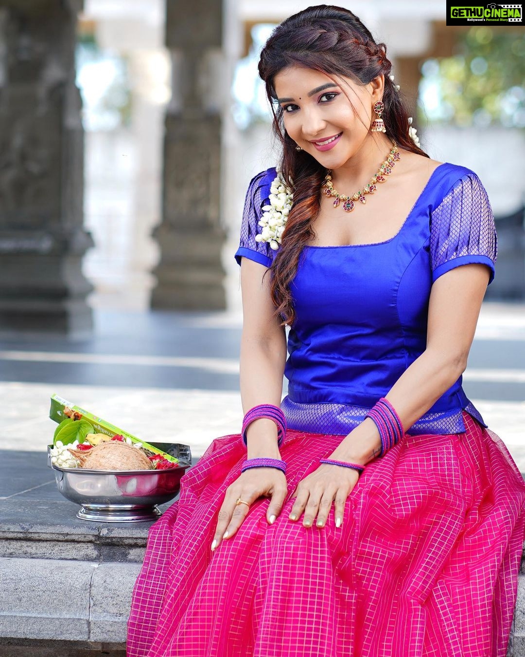 Sakshi Agarwal Instagram - இனிய தமிழ் புத்தாண்டு நல்வாழ்த்துக்கள் 2022🪔 . #tamilnewyear #tamilnewyear2022 . photography - @sathish_photography49 costume - @nfc_navyathafashioncouture hair & makeup - @jananismakeovers @Vahethamahesh jewellery - @anigalan.chennai . #tamilponnu #pawadaisattai #newlook #templevisit #happytamilnewyear Chennai, India