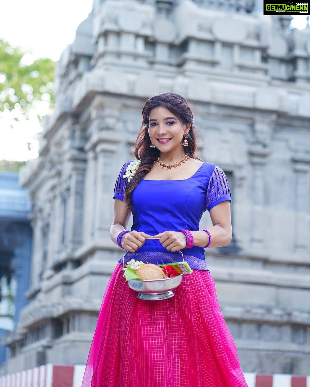Sakshi Agarwal Instagram - இனிய தமிழ் புத்தாண்டு நல்வாழ்த்துக்கள் 2022🪔 . #tamilnewyear #tamilnewyear2022 . photography - @sathish_photography49 costume - @nfc_navyathafashioncouture hair & makeup - @jananismakeovers @Vahethamahesh jewellery - @anigalan.chennai . #tamilponnu #pawadaisattai #newlook #templevisit #happytamilnewyear Chennai, India