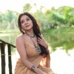 Sakshi Agarwal Instagram - 💫SURREAL💫 . Mua n hair @murugeshmakeup_hair Sareedraping @farhaa_makeupartist Costume @ibhuvana.store Jewelry @chennai_jazz Photography @sathyaphotography3 @teamaimpro . #sandalwoodsaree #kollywoodactress #sakshiagarwal #lakeview #beautyphotography #sakshiagarwalsaree #biggbosstamil #biggboss #oxidisedjewellery #prettyearrings #sareelove #instalove #gardenaesthetic #beautyaesthetic Chennai, India