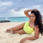 Sameera Reddy Instagram – In Maldives🏖Must pose😁 #messymama #maldives #mama #portrait 
. 📷 @mr.vardenchi 
. ✈️ @jwmmaldives 💫 JW Marriott Maldives Resort & Spa