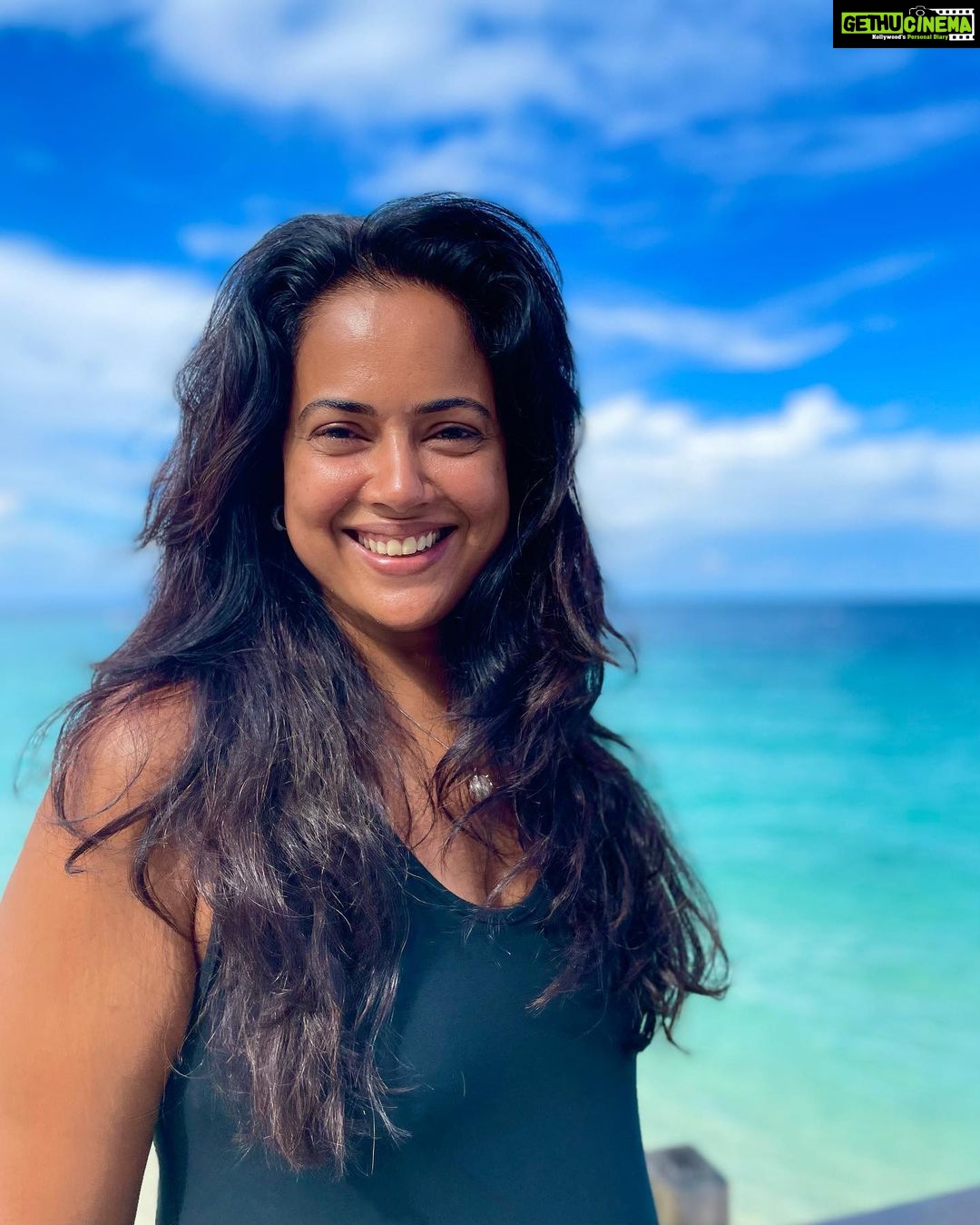 Sameera Reddy Instagram - De-tan? No thank you ma’am🙋🏻♀️ Chocolate Caramel Dusky Yummy skin tone 🍫 I absolutely love my post-holiday tan. I can’t tell you how lucky we are to have brown skin . It’s such a gorgeous color and I’m so proud of it🤩 hoping to change our fairness fixation😀 #tan #browngirl #yummy #holiday #skin #glowup #indian #dusky 🏖 P.s. Don’t forget to use sunscreen ❤️
