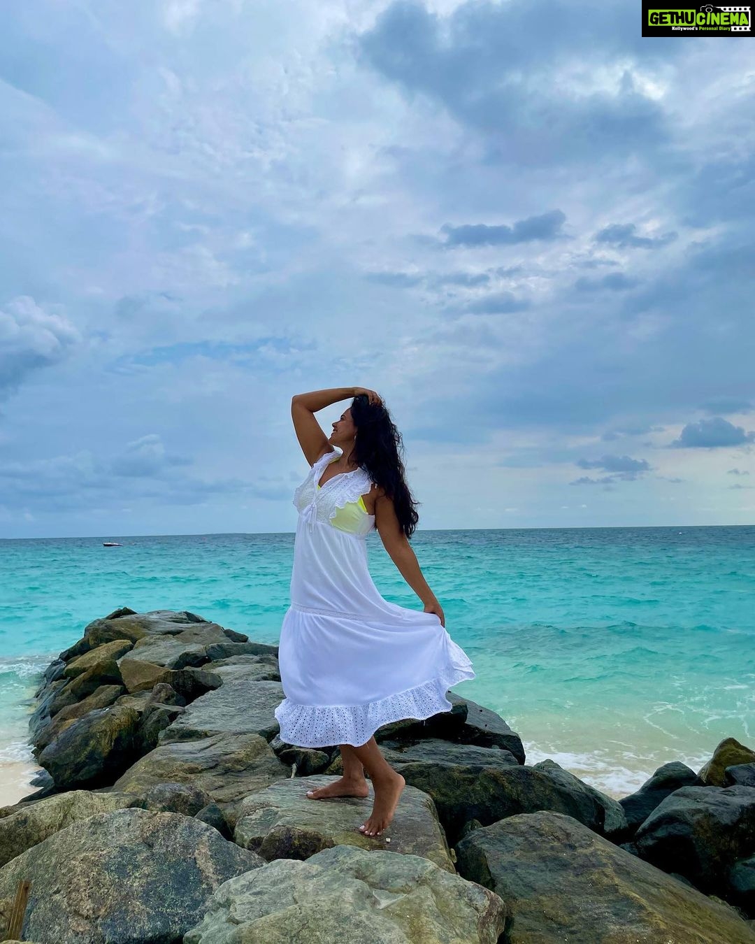 Sameera Reddy Instagram - Doin it for the Gram😁😎 1. Rained buckets 2 mins later😅 2. Anyone need saving?🙋🏻♀️ 3. This is how I woke up in Maldives😋 4. Errr at least peel the fruit woman! 👀 5. Yes this is how I drink water😛 6. A glamorous headache🤕 7. Serene Holiday pose ( with kids screaming in the background 🤣) 8. Baywatch lookout🤩 . . @jwmmaldives 🏖 . #messymama #maldives #cliché #instagram #holiday #pose #parody ✈️ JW Marriott Maldives Resort & Spa
