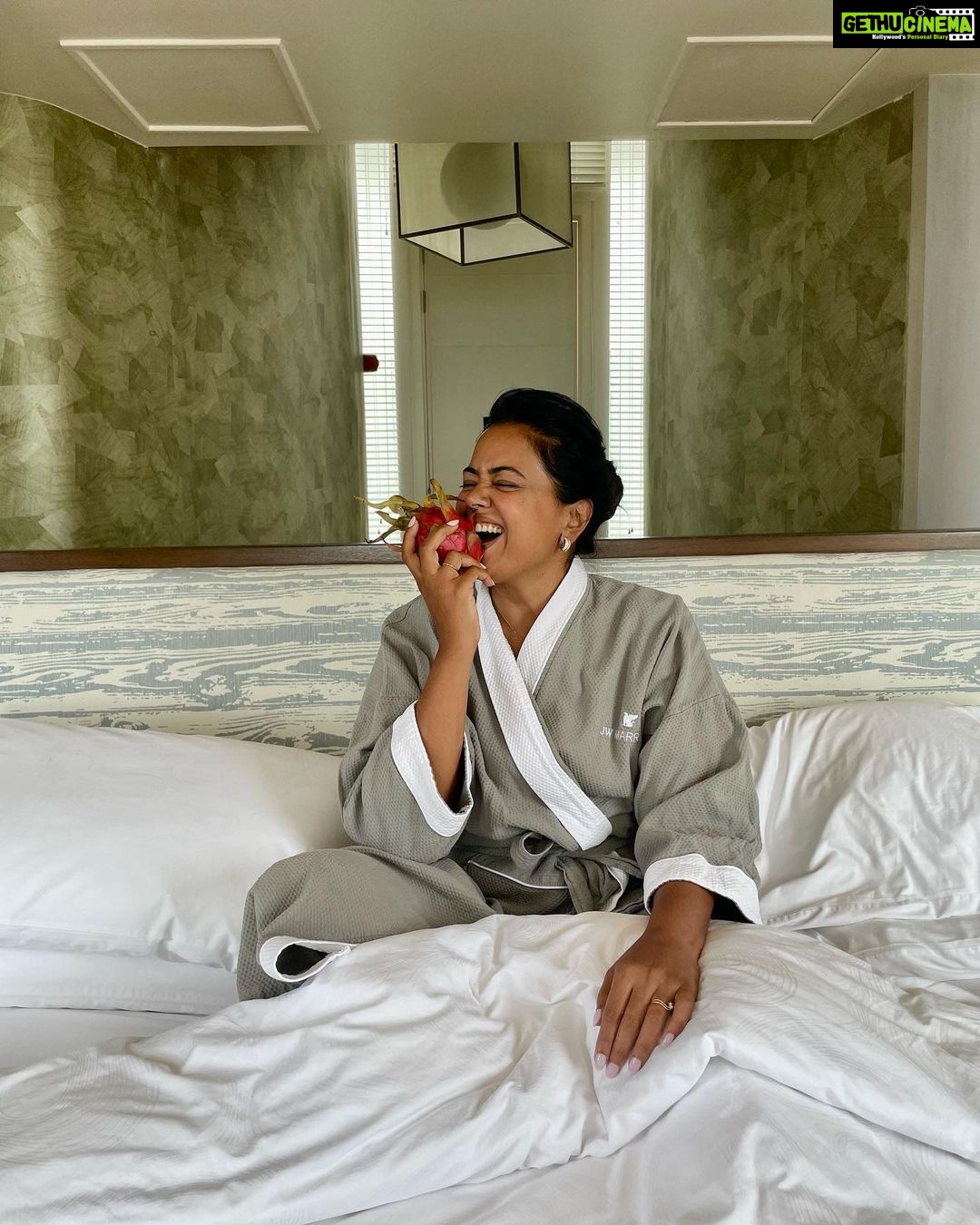 Sameera Reddy Instagram - Doin it for the Gram😁😎 1. Rained buckets 2 mins later😅 2. Anyone need saving?🙋🏻♀️ 3. This is how I woke up in Maldives😋 4. Errr at least peel the fruit woman! 👀 5. Yes this is how I drink water😛 6. A glamorous headache🤕 7. Serene Holiday pose ( with kids screaming in the background 🤣) 8. Baywatch lookout🤩 . . @jwmmaldives 🏖 . #messymama #maldives #cliché #instagram #holiday #pose #parody ✈️ JW Marriott Maldives Resort & Spa