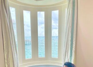 Sameera Reddy Instagram - Doin it for the Gram😁😎 1. Rained buckets 2 mins later😅 2. Anyone need saving?🙋🏻‍♀️ 3. This is how I woke up in Maldives😋 4. Errr at least peel the fruit woman! 👀 5. Yes this is how I drink water😛 6. A glamorous headache🤕 7. Serene Holiday pose ( with kids screaming in the background 🤣) 8. Baywatch lookout🤩 . . @jwmmaldives 🏖 . #messymama #maldives #cliché #instagram #holiday #pose #parody ✈️ JW Marriott Maldives Resort & Spa