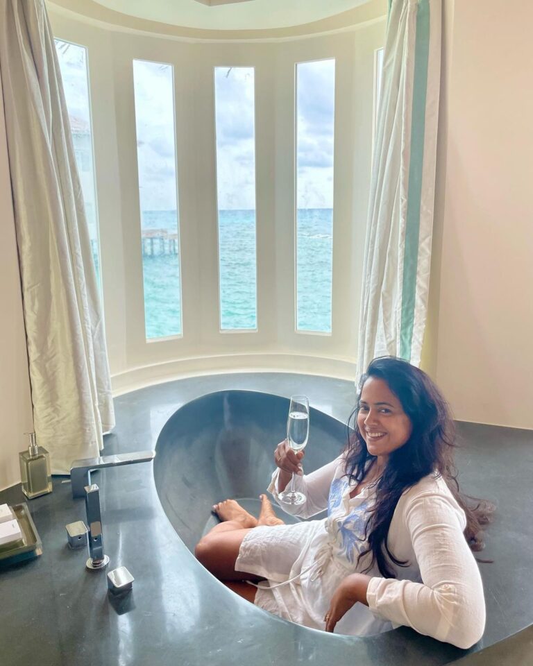 Sameera Reddy Instagram - Doin it for the Gram😁😎 1. Rained buckets 2 mins later😅 2. Anyone need saving?🙋🏻‍♀️ 3. This is how I woke up in Maldives😋 4. Errr at least peel the fruit woman! 👀 5. Yes this is how I drink water😛 6. A glamorous headache🤕 7. Serene Holiday pose ( with kids screaming in the background 🤣) 8. Baywatch lookout🤩 . . @jwmmaldives 🏖 . #messymama #maldives #cliché #instagram #holiday #pose #parody ✈️ JW Marriott Maldives Resort & Spa