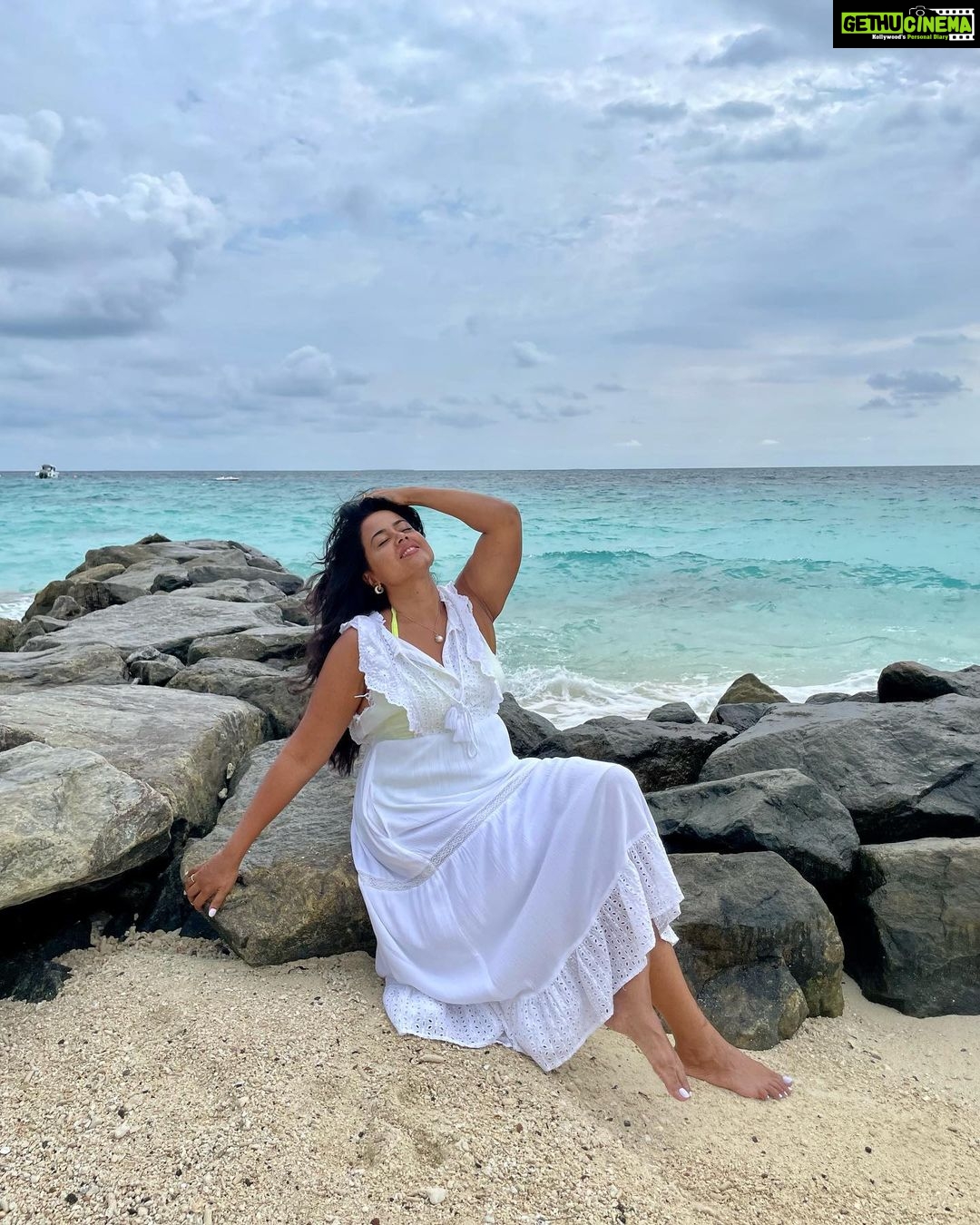 Sameera Reddy Instagram - Doin it for the Gram😁😎 1. Rained buckets 2 mins later😅 2. Anyone need saving?🙋🏻♀️ 3. This is how I woke up in Maldives😋 4. Errr at least peel the fruit woman! 👀 5. Yes this is how I drink water😛 6. A glamorous headache🤕 7. Serene Holiday pose ( with kids screaming in the background 🤣) 8. Baywatch lookout🤩 . . @jwmmaldives 🏖 . #messymama #maldives #cliché #instagram #holiday #pose #parody ✈️ JW Marriott Maldives Resort & Spa