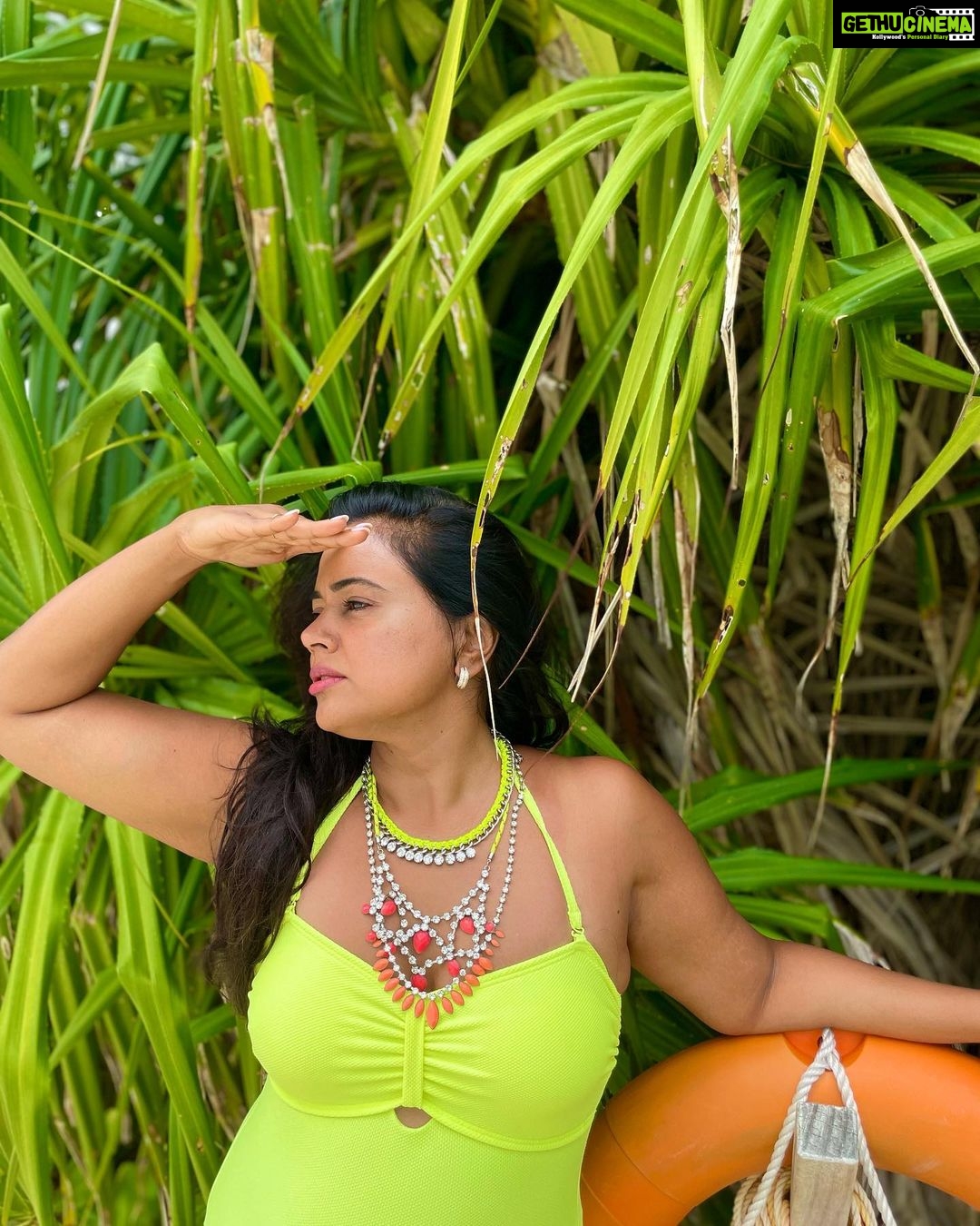 Sameera Reddy Instagram - Doin it for the Gram😁😎 1. Rained buckets 2 mins later😅 2. Anyone need saving?🙋🏻♀️ 3. This is how I woke up in Maldives😋 4. Errr at least peel the fruit woman! 👀 5. Yes this is how I drink water😛 6. A glamorous headache🤕 7. Serene Holiday pose ( with kids screaming in the background 🤣) 8. Baywatch lookout🤩 . . @jwmmaldives 🏖 . #messymama #maldives #cliché #instagram #holiday #pose #parody ✈️ JW Marriott Maldives Resort & Spa