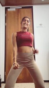 Samyuktha Hegde Instagram - Hopping on the trend too late
Buttt heyyyy!!!
When you have time between promotions this is what I do!

#dance #español #explore #trendingreels