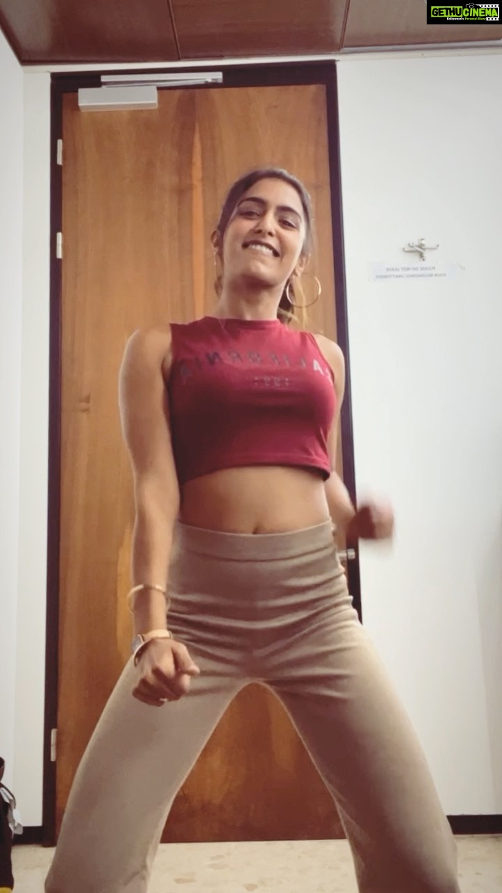 Samyuktha Hegde Instagram - Hopping on the trend too late Buttt heyyyy!!! When you have time between promotions this is what I do! #dance #español #explore #trendingreels