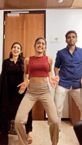 Samyuktha Hegde Instagram - During promotions i just set up the camera and @ashokselvan said he won’t do it, but when I said okay ready for that 5 seconds he moved. I’m sure he’s gonna hate me for uploading it but #ManmathaLeelai is killing it in the theatres so I’m sure he will let me go for this 🤞
Sorrrryyy ashokkkk 😅❤️❤️❤️
Apologies in advance!!!
Have you watched our movie yet??

#workmode #jollyworkday #arabickuthu #Manmathaleelai