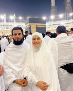 Sana Khan Instagram - Alhamdullilah with the help of Allah umrah done 🙌🏻❤️ Alhamdullilah for the first sight of kaaba 🕋 May Allah accept everyone’s Umrah & IBADAT May Allah open doors for people who haven’t been here yet. JazakAllah khair @alkhalidtours for making this happen as always 👌 #sanakhan #anassaiyad #umrah #alhamdulillah #blessed #bliss