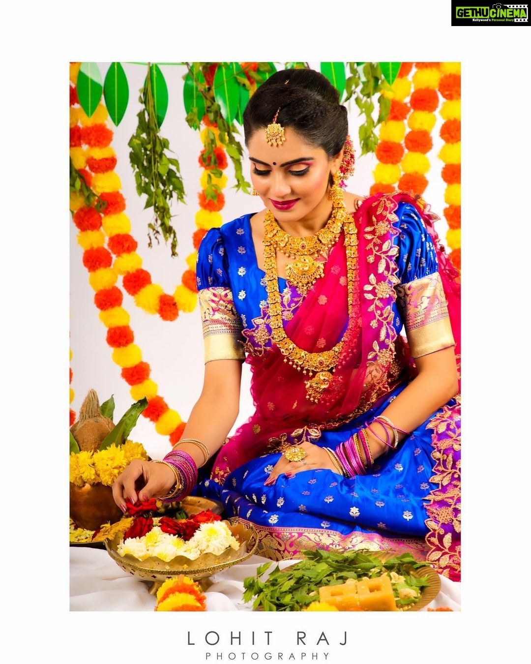 Sangeetha Bhat Instagram - ನಿಮಗೂ ಹಾಗು ನಿಮ್ಮ ಕುಟುoಬದವರಿಗೂ ಯುಗಾದಿ ಹಬ್ಬದ ಶುಭಾಶಯಗಳು . Ugadi wishes to you and your family. Mua -@uniquemakeover_by_nethrarajesh Photography and studio- @lohitrajkumar @crushstudios.lrk Hairstyle- @magical_makeover_by_anitha Outfit- @vastra_villa_by_ashwini Hair accessories - @pellipoolajada Lashes - @jazzleen_beauty_ Jewellery- @vishaki.rentjewellery #ugadi2022 #actress #sangeethabhat #sangeethabhatsudarshan Bangalore, India