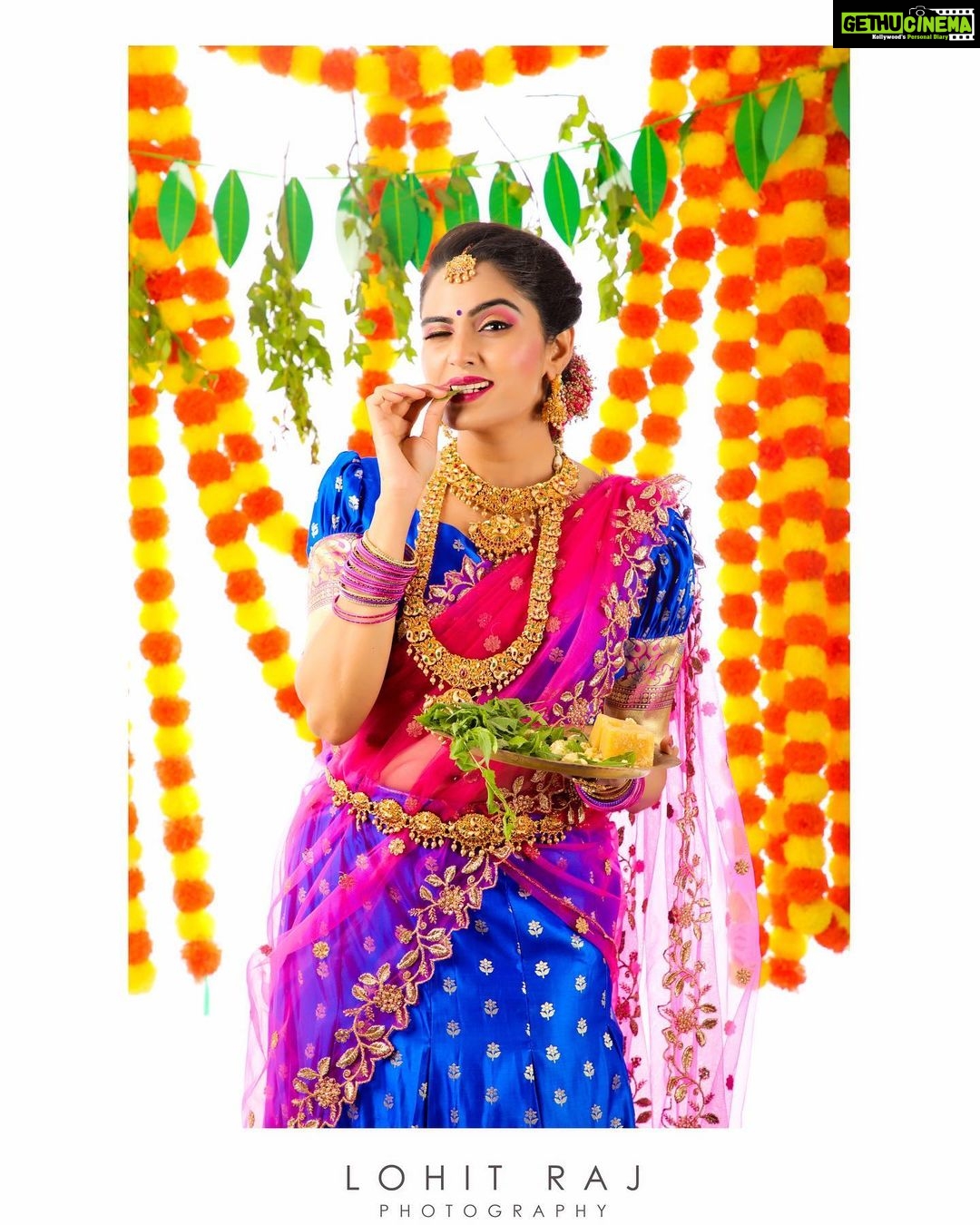 Sangeetha Bhat Instagram - ನಿಮಗೂ ಹಾಗು ನಿಮ್ಮ ಕುಟುಂಬದವರಿಗೂ ಯುಗಾದಿ ಹಬ್ಬದ ಶುಭಾಶಯಗಳು . Ugadi wishes to you and your family. Makeup by -@uniquemakeover_by_nethrarajesh Photography and studio- @lohitrajkumar @crushstudios.lrk Hairstyle- @magical_makeover_by_anitha Outfit- @vastra_villa_by_ashwini Hair accessories - @pellipoolajada Lashes - @jazzleen_beauty_ Jewellery- @vishaki.rentjewellery #ugadi2022 #actress #sangeethabhat #sangeethabhatsudarshan Bangalore, India