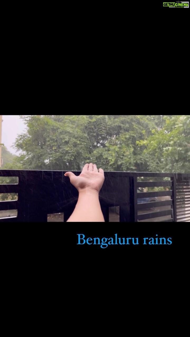 Sangeetha Bhat Instagram - Bengaluru rainsβ¦β¦.. ππππππ« ππ»ππ»ππ» #sangeethabhatreels #bengalururains #sangeethabhat #sangeethabhatsudarshan #shotoniphone #thunder #lightening #rain Bangalore, India