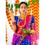 Sangeetha Bhat Instagram - ನಿಮಗೂ ಹಾಗು ನಿಮ್ಮ ಕುಟುಂಬದವರಿಗೂ ಯುಗಾದಿ ಹಬ್ಬದ ಶುಭಾಶಯಗಳು . Ugadi wishes to you and your family. Makeup by -@uniquemakeover_by_nethrarajesh Photography and studio- @lohitrajkumar @crushstudios.lrk Hairstyle- @magical_makeover_by_anitha Outfit- @vastra_villa_by_ashwini Hair accessories - @pellipoolajada Lashes - @jazzleen_beauty_ Jewellery- @vishaki.rentjewellery #ugadi2022 #actress #sangeethabhat #sangeethabhatsudarshan Bangalore, India