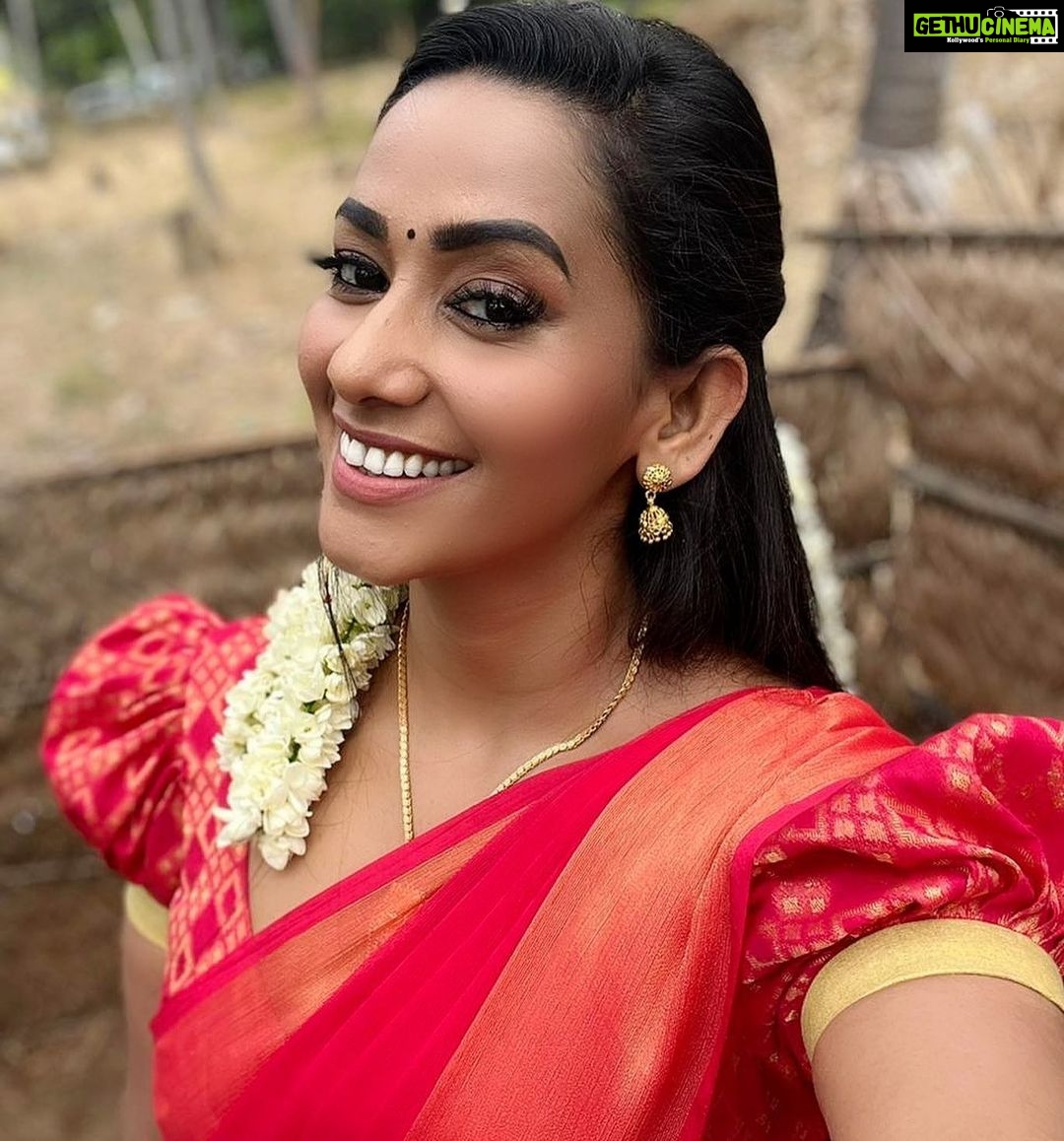 Sanjana Singh Instagram - #sareelove #treditionallook #silksarees #southindianlook #redlove #sareelovers #actresssanjana #instastyle ##fashionstyle