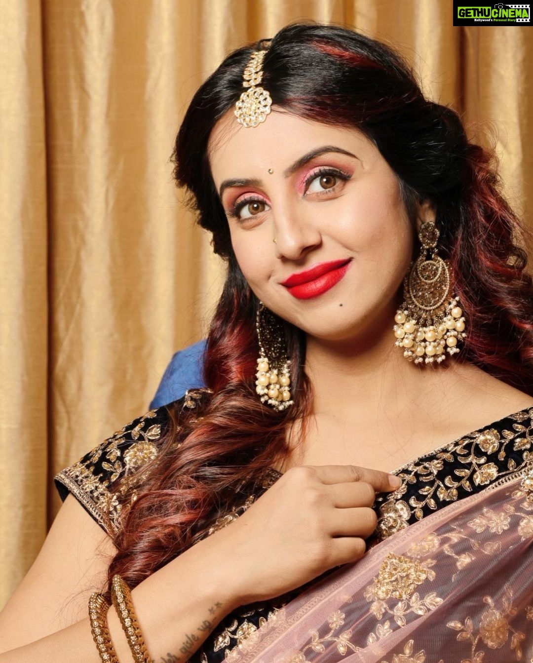 Sanjjanaa Instagram - Feeling blessed on this beautiful rainy day, how your day going my dear Instagram family??? π @athira_couture_ π @nishismakeover @makeoverwith_siri πΈ @suchigowdru π @rubansaccessories Makeup products by @official_dermacol_india Bangalore, India