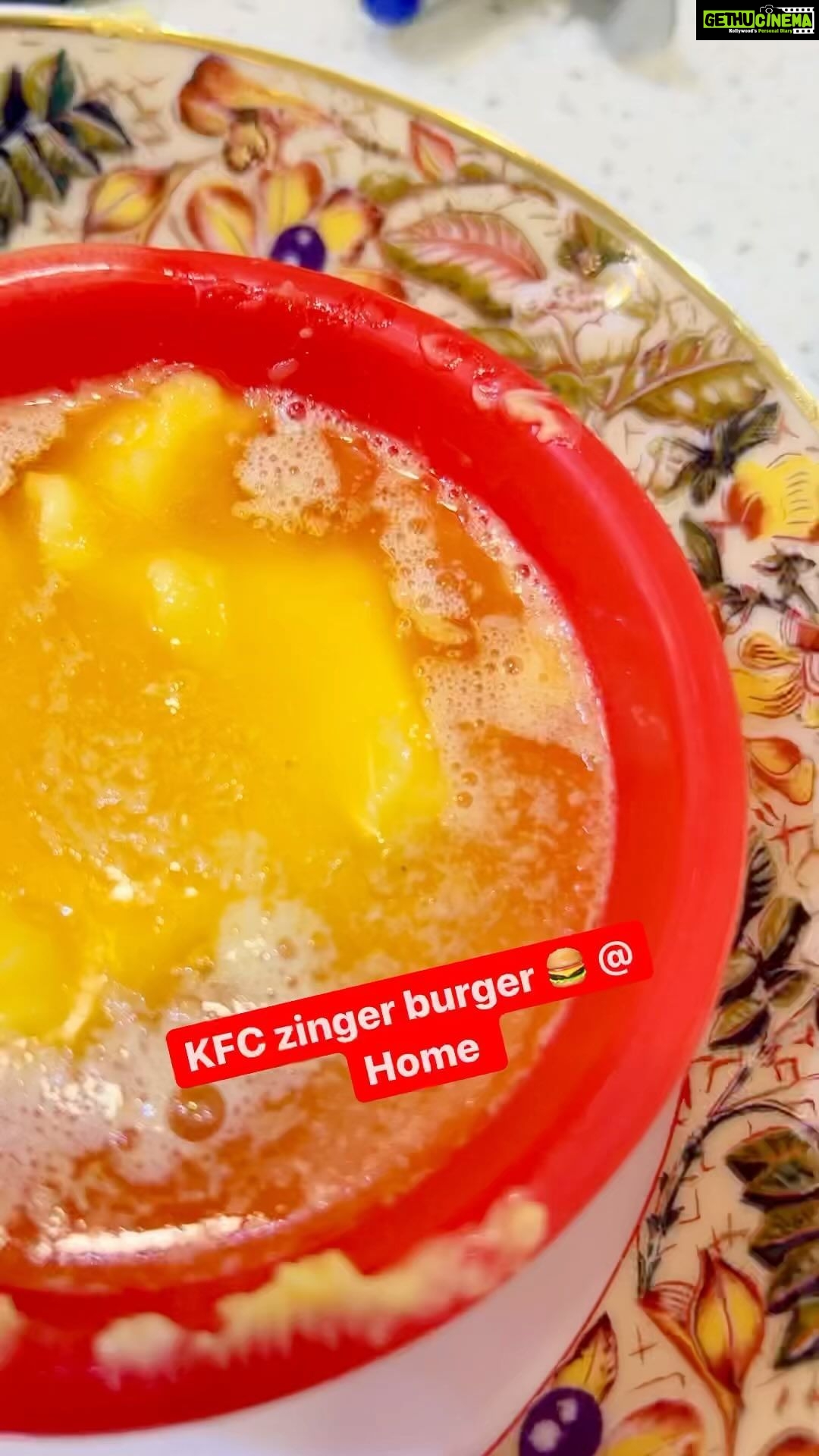 Sanjjanaa Instagram - Yummy KFC Zingen Burger at home🤤🍔 #kfczingerburger #kfcchicken #kfcburger #sanjjanaa #sanjjanagalrani #kgf2