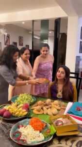 Sanjjanaa Instagram - So overwhelmed with my closest family South Indian friends to have set up my #shreemantha with so much love & passion … some times it’s true that certain friends are better than family even ❤️ thank you to have showered back so much love on me ❤️ life is beautiful when associated with the right people ❤️ #sanjjanaa #southindiancinema #sanjanagalrani #sardaargabbarsingh #bujjigadu #mujhseshaadikarogi #sanjjanaagalrani #jaikarnataka #kannadafilmsctress #telugufilmactress #kannadiga #kannadathi #namma #kannadafilms #kannada #pawankalyan Karnataka, Bangalore