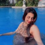 Sanjjanaa Instagram - I wish life is so beautiful every day just swimming your way out .. In a relaxed pool no work , just luxurious relaxation . how we all wish this isn’t it ? #Kannadafilms #sanjjanaagalrani #darshan #shivrajkumar #sudeep #kannadathi #kannadiga #namma #karnataka Karnataka