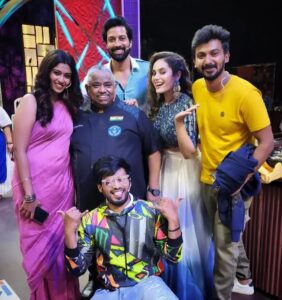 Santhosh Prathap Instagram - #cwc3 
@vijaytelevision @mediamasons 

Costume designer @radikadesignerandmua 
Assistant @balaa1981 
Hair @riwaz_lama 

#realityshow #tamil #cwc #cookwithcomali #entertainment #vijaytv #grateful #laughteristhebestmedicine #santhoshprathap #outfitoftheday #customized #2022