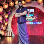 Santhosh Prathap Instagram – #cwc3 
@vijaytelevision @mediamasons 

Costume designer @radikadesignerandmua 
Assistant @balaa1981 
Hair @riwaz_lama 

#realityshow #tamil #cwc #cookwithcomali #entertainment #vijaytv #grateful #laughteristhebestmedicine #santhoshprathap #outfitoftheday #traditional #india #customized #2022