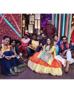 Santhosh Prathap Instagram - Be in love with the moments of your life ❤️

#cwc3 
@vijaytelevision @mediamasons 

Costume designer @radikadesignerandmua 
Assistant @balaa1981 
Hair @riwaz_lama 

#realityshow #tamil #cwc #cookwithcomali #entertainment #vijaytv #grateful #laughteristhebestmedicine #santhoshprathap #outfitoftheday #traditional #india #customized #2022