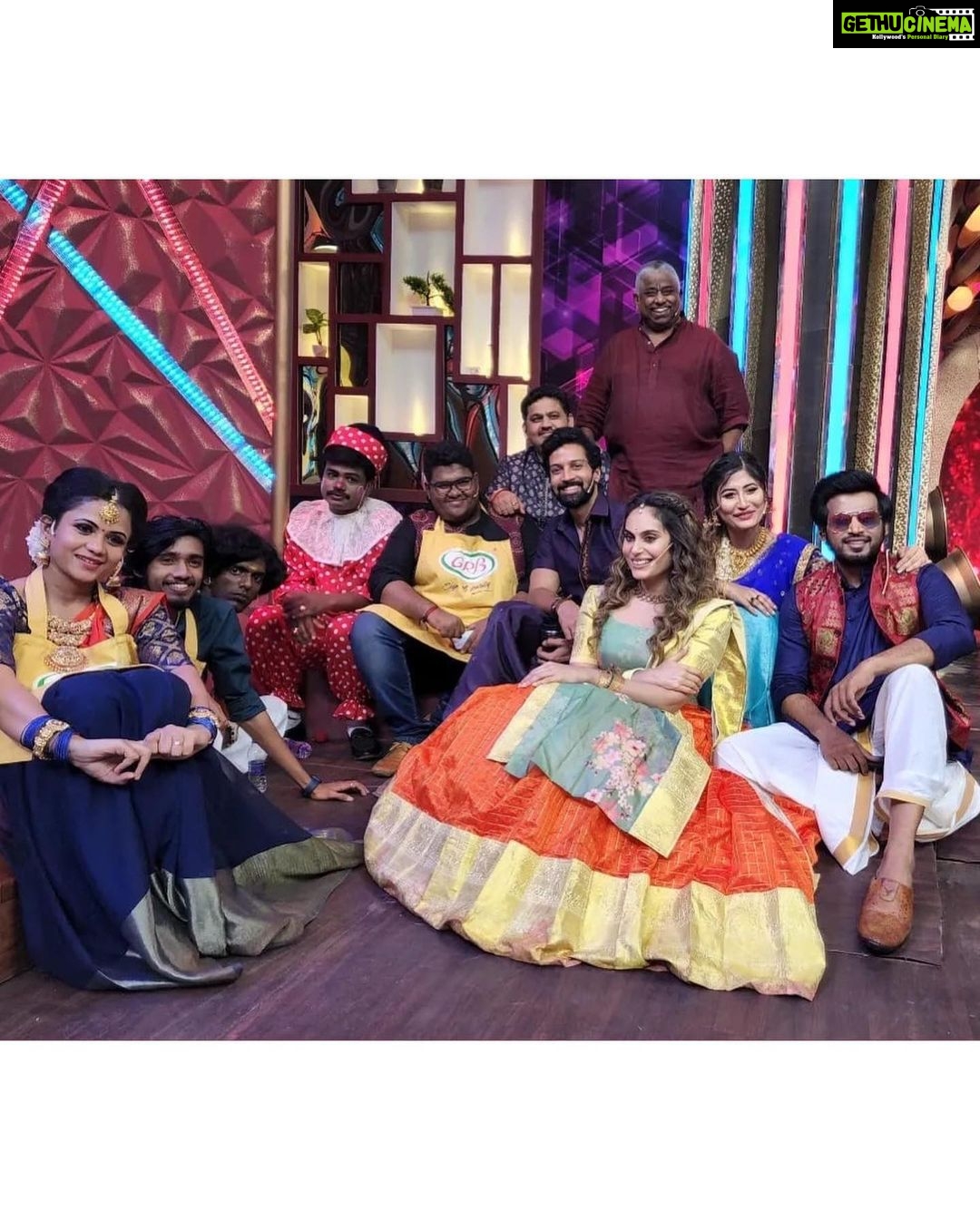 Santhosh Prathap - 87.7K Likes - Be in love with the moments of your life ❤️
#cwc3
@vijaytelevision @mediamasons
Costume designer @radikadesignerandmua
Assistant @balaa1981
Hair @riwaz_lama
#realityshow #tamil #cwc #cookwithcomali #entertainment #vijaytv #grateful #laughteristhebestmedicine #santhoshprathap #outfitoftheday #traditional #india #customized #2022