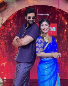 Santhosh Prathap Instagram - Be in love with the moments of your life ❤️

#cwc3 
@vijaytelevision @mediamasons 

Costume designer @radikadesignerandmua 
Assistant @balaa1981 
Hair @riwaz_lama 

#realityshow #tamil #cwc #cookwithcomali #entertainment #vijaytv #grateful #laughteristhebestmedicine #santhoshprathap #outfitoftheday #traditional #india #customized #2022