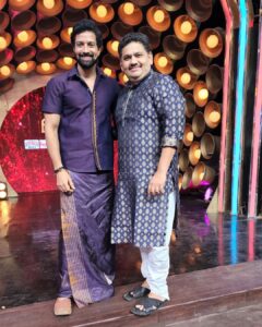Santhosh Prathap Instagram - Be in love with the moments of your life ❤️

#cwc3 
@vijaytelevision @mediamasons 

Costume designer @radikadesignerandmua 
Assistant @balaa1981 
Hair @riwaz_lama 

#realityshow #tamil #cwc #cookwithcomali #entertainment #vijaytv #grateful #laughteristhebestmedicine #santhoshprathap #outfitoftheday #traditional #india #customized #2022