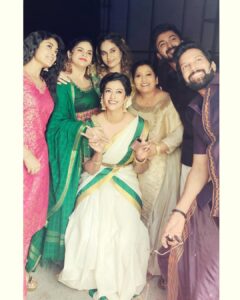 Santhosh Prathap Instagram - Be in love with the moments of your life ❤️

#cwc3 
@vijaytelevision @mediamasons 

Costume designer @radikadesignerandmua 
Assistant @balaa1981 
Hair @riwaz_lama 

#realityshow #tamil #cwc #cookwithcomali #entertainment #vijaytv #grateful #laughteristhebestmedicine #santhoshprathap #outfitoftheday #traditional #india #customized #2022