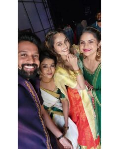 Santhosh Prathap Instagram - Be in love with the moments of your life ❤️

#cwc3 
@vijaytelevision @mediamasons 

Costume designer @radikadesignerandmua 
Assistant @balaa1981 
Hair @riwaz_lama 

#realityshow #tamil #cwc #cookwithcomali #entertainment #vijaytv #grateful #laughteristhebestmedicine #santhoshprathap #outfitoftheday #traditional #india #customized #2022