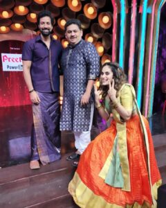 Santhosh Prathap Instagram - Be in love with the moments of your life ❤️

#cwc3 
@vijaytelevision @mediamasons 

Costume designer @radikadesignerandmua 
Assistant @balaa1981 
Hair @riwaz_lama 

#realityshow #tamil #cwc #cookwithcomali #entertainment #vijaytv #grateful #laughteristhebestmedicine #santhoshprathap #outfitoftheday #traditional #india #customized #2022