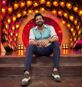 Santhosh Prathap Instagram - #cwc3 
@vijaytelevision @mediamasons 

Costume designer @radikadesignerandmua 
Assistant @balaa1981 
Hair @riwaz_lama 

#realityshow #tamil #cwc #cookwithcomali #entertainment #vijaytv #grateful #laughteristhebestmedicine #santhoshprathap #outfitoftheday #customized #2022
