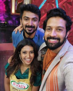 Santhosh Prathap Instagram - #cwc3 @vijaytelevision @mediamasons Costume designer @radikadesignerandmua Assistant @balaa1981 Hair @riwaz_lama #realityshow #tamil #cwc #cookwithcomali #entertainment #vijaytv #grateful #laughteristhebestmedicine #santhoshprathap #outfitoftheday #india #customized #2022 #family #cwcfamily EVP Film City