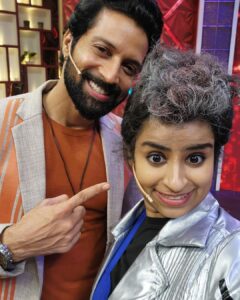 Santhosh Prathap Instagram - #cwc3 
@vijaytelevision @mediamasons 

Costume designer @radikadesignerandmua 
Assistant @balaa1981 
Hair @riwaz_lama 

#realityshow #tamil #cwc #cookwithcomali #entertainment #vijaytv #grateful #laughteristhebestmedicine #santhoshprathap #outfitoftheday #india #customized #2022 #family #cwcfamily