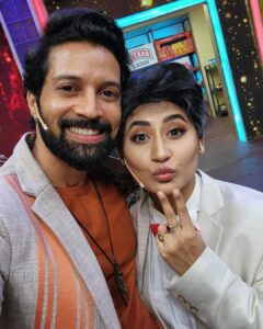 Santhosh Prathap Instagram - #cwc3 
@vijaytelevision @mediamasons 

Costume designer @radikadesignerandmua 
Assistant @balaa1981 
Hair @riwaz_lama 

#realityshow #tamil #cwc #cookwithcomali #entertainment #vijaytv #grateful #laughteristhebestmedicine #santhoshprathap #outfitoftheday #india #customized #2022 #family #cwcfamily