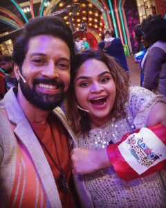 Santhosh Prathap Instagram - #cwc3 
@vijaytelevision @mediamasons 

Costume designer @radikadesignerandmua 
Assistant @balaa1981 
Hair @riwaz_lama 

#realityshow #tamil #cwc #cookwithcomali #entertainment #vijaytv #grateful #laughteristhebestmedicine #santhoshprathap #outfitoftheday #india #customized #2022 #family #cwcfamily