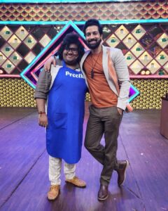 Santhosh Prathap Instagram - #cwc3 
@vijaytelevision @mediamasons 

Costume designer @radikadesignerandmua 
Assistant @balaa1981 
Hair @riwaz_lama 

#realityshow #tamil #cwc #cookwithcomali #entertainment #vijaytv #grateful #laughteristhebestmedicine #santhoshprathap #outfitoftheday #india #customized #2022 #family #cwcfamily