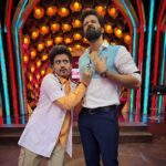 Santhosh Prathap Instagram – #cwc3 
@vijaytelevision @mediamasons 

Costume designer @radikadesignerandmua 
Assistant @balaa1981 
Hair @riwaz_lama 

#realityshow #tamil #cwc #cookwithcomali #entertainment #vijaytv #grateful #laughteristhebestmedicine #santhoshprathap #outfitoftheday #customized #2022 EVP Film City