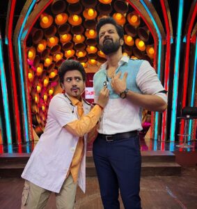 Santhosh Prathap Instagram - #cwc3 
@vijaytelevision @mediamasons 

Costume designer @radikadesignerandmua 
Assistant @balaa1981 
Hair @riwaz_lama 

#realityshow #tamil #cwc #cookwithcomali #entertainment #vijaytv #grateful #laughteristhebestmedicine #santhoshprathap #outfitoftheday #customized #2022