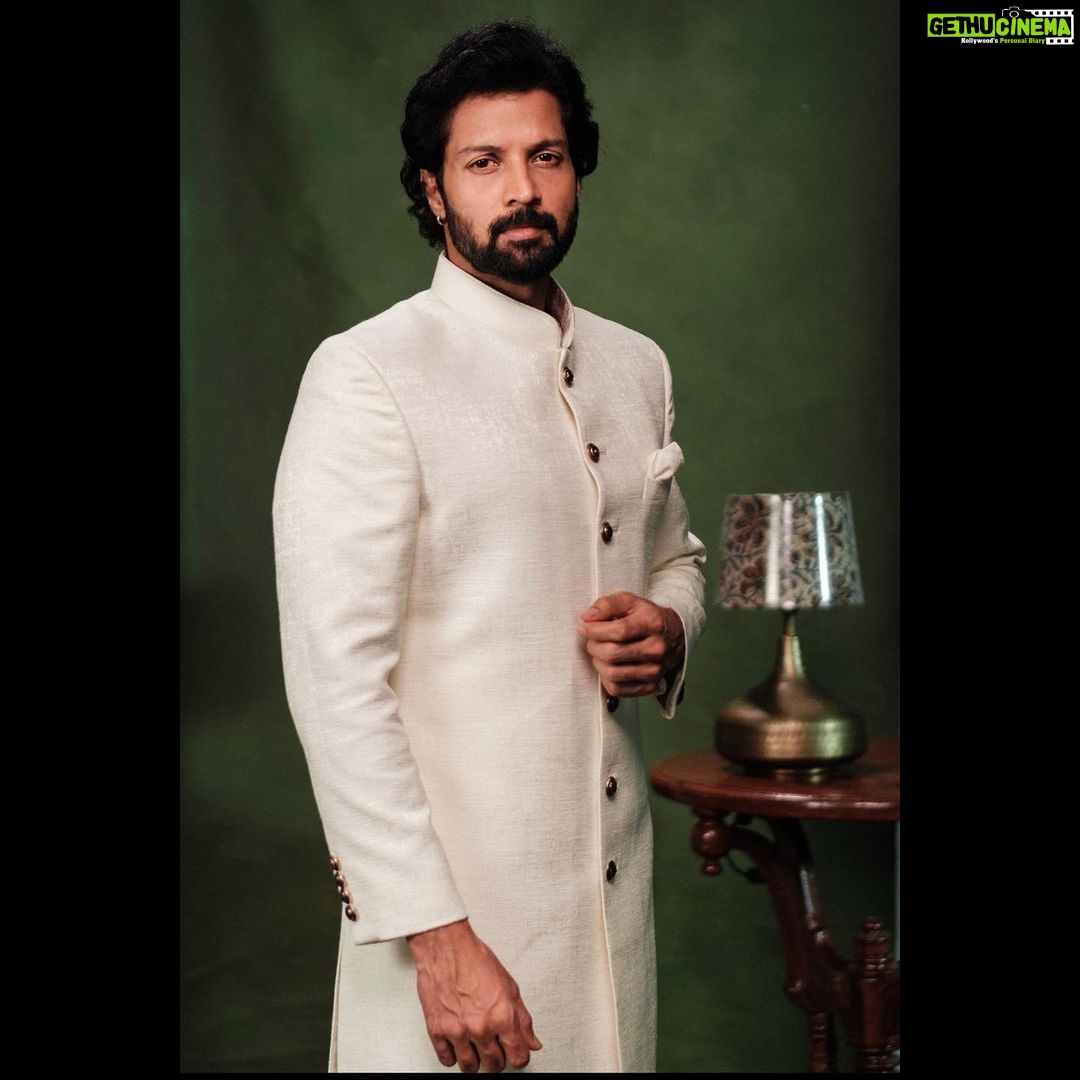 Santhosh Prathap Instagram - The Madras boys - Spring collection The Madras gang: @santhoshprathapoffl @vekkey @kamaruddin Photo: @thevenkatbala Creative & stylist: @jenson_16 Makeup: @touchofandy Menswear: #singarajah Production executive: @durai_making_moves_ Gaffer: @gopal_gaffer Assistant @balaa1981 #Singarajah #SingarajahMenswear #WearingSingarajah #TheMadrasGang #menssherwani #indianwedding #C#sgmen #Groomwear #Menwithclass #Cocktailedit2022 #santhoshprathap #Sarpatta #SarpattaParambarai