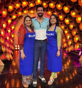 Santhosh Prathap Instagram - #cwc3 
@vijaytelevision @mediamasons 

Costume designer @radikadesignerandmua 
Assistant @balaa1981 
Hair @riwaz_lama 

#realityshow #tamil #cwc #cookwithcomali #entertainment #vijaytv #grateful #laughteristhebestmedicine #santhoshprathap #outfitoftheday #customized #2022