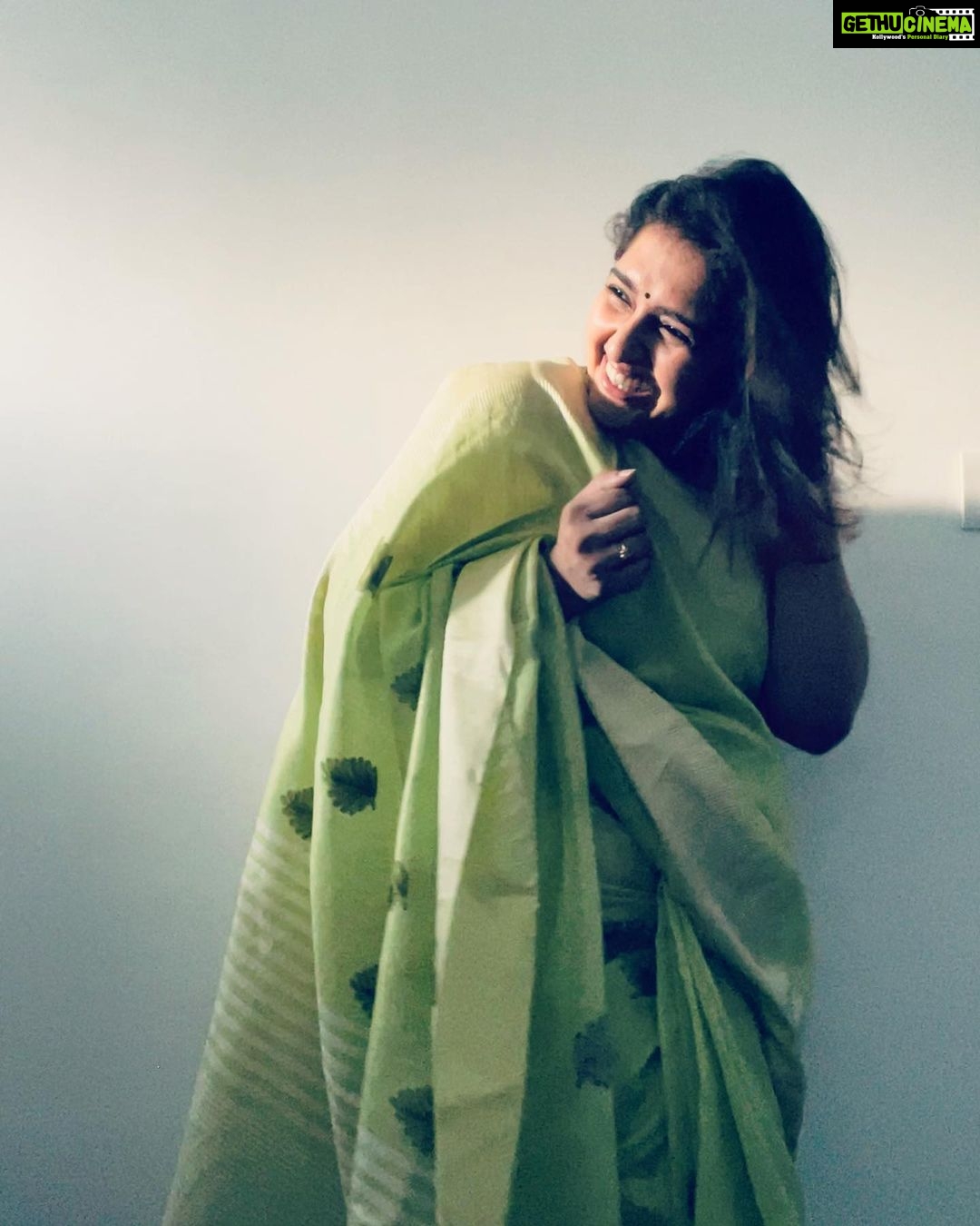 Sanusha Instagram - Isnβt it a routine now, for every Vishu, when Amma is busy, I kinda steal her saree and wear it to take pictures and look at myself thinking if il be as ever beautiful as she is !!πππ€πΌ #san #vishu #saree #happy #love #peace #she #instagram
