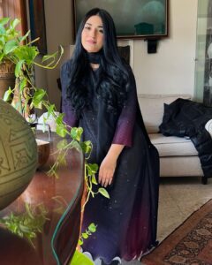 Sarah Khan Instagram - Feedback? #HUMTUM Wearing @lulusaronline