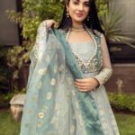 Sarah Khan Instagram - @sadyasumairdesignstudio “Choti Eid Ki Bari Khushiyan " Sarah Khan gives us major Eid dress -up inspo , dazzling in this kalidar from our "SONARA" collection. Rendered on a pastel chalk blue canvas with classic teale hints . Angya cut bodice delicately embroidered with silk threads, tila and gota dori . Paired with an organza zari duppata. Sarah Khan looks drop dead gorgeous in this ensemble which is a must this summer festive season. PR:@aneehafeez 📸 @itsshehryaradil #sadyasumairdesignstudio#sadyasumair#sarahkhan #aneehafeez