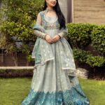 Sarah Khan Instagram – @sadyasumairdesignstudio 

“Choti Eid Ki Bari Khushiyan ”
Sarah Khan gives us major Eid dress -up inspo , dazzling in this kalidar from our “SONARA” collection. 
Rendered on a pastel chalk blue canvas with classic teale hints .
Angya cut bodice delicately embroidered with silk threads, tila and gota dori .
Paired with an organza zari duppata. 
Sarah Khan looks drop dead gorgeous in this ensemble which is a must this summer festive season.

PR:@aneehafeez 
📸 @itsshehryaradil 

#sadyasumairdesignstudio#sadyasumair#sarahkhan #aneehafeez