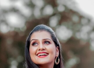 Sarayu Mohan Instagram - @sass_make_up_studio @deepuniduvaloor @ashcreationz